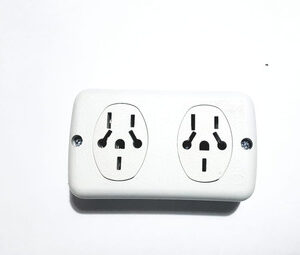 732-BASE 2 TOMAS 10A 220V BLANCO MULTI BERELEC